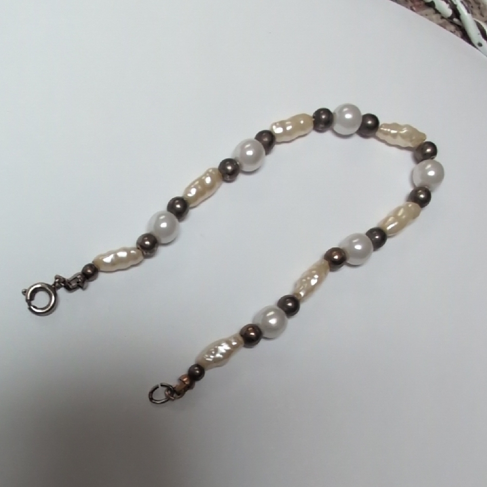 Chic Pearl and Bead Bracelet